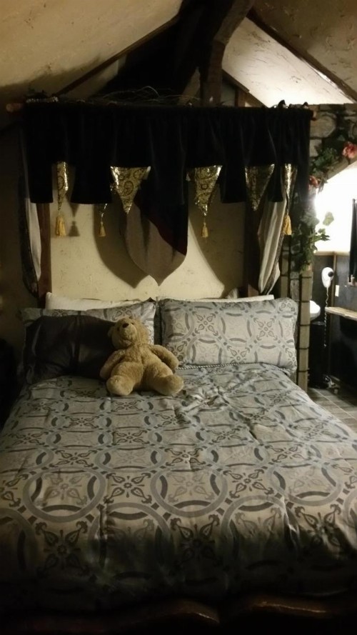 Castle Wood Theme Cottages- COUPLES ONLY - image 34