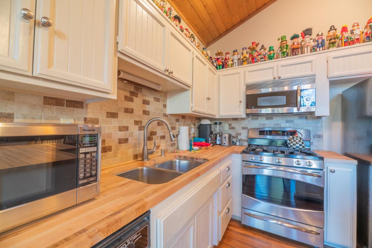 Lakefront Viking Oasis - image 4