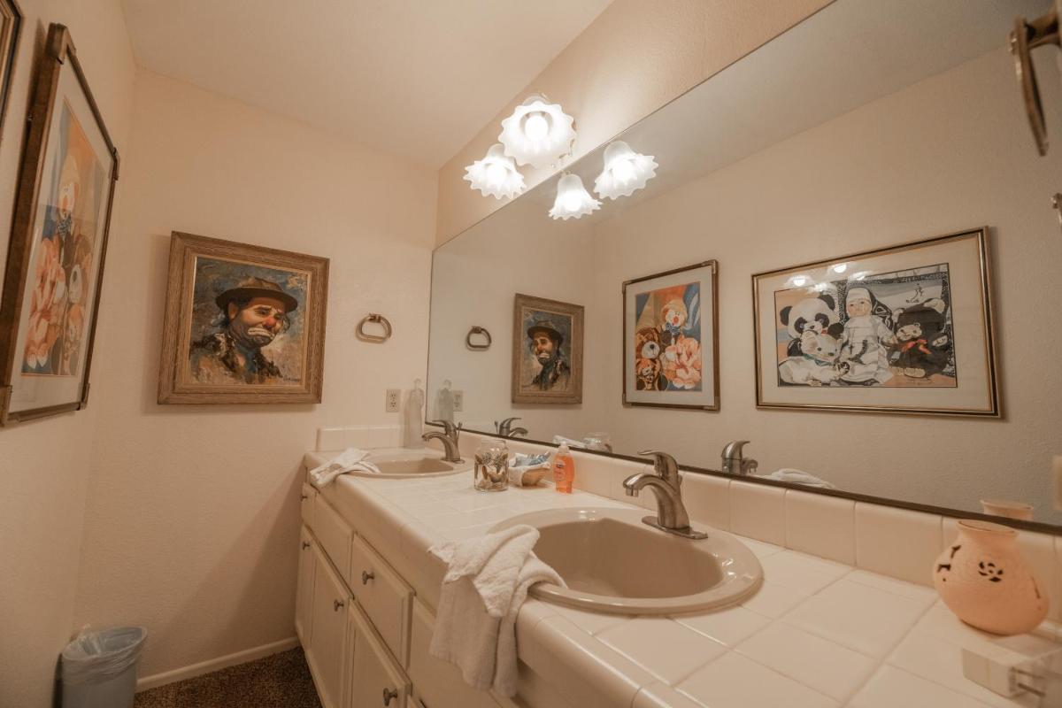 Lakefront Viking Oasis - image 5