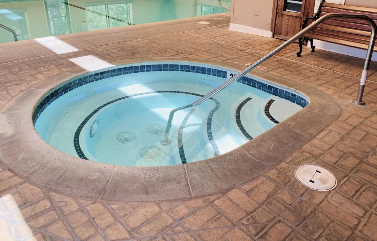 Lakefront Viking Oasis - image 7
