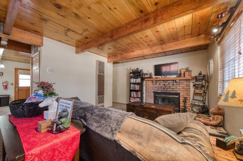 Cozy Cabin on Elm - image 11