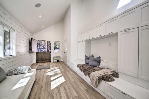 Modern Luxe Ski Home Less Than halfMi to Lake 2Mi to Skiing - image 7