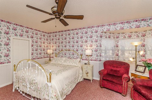 Apples Bed and Breakfast Inn - image 2