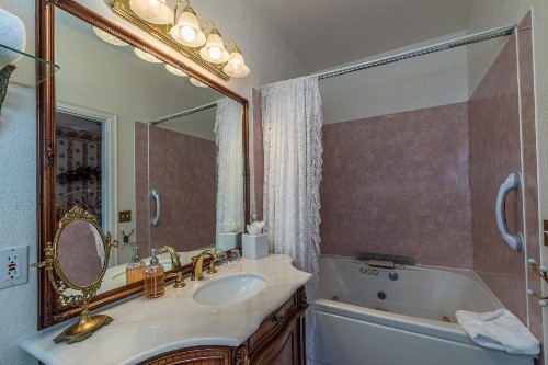 Apples Bed and Breakfast Inn - image 38
