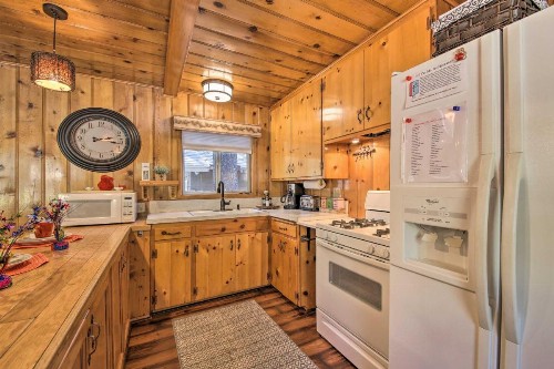 Pet-Friendly Cabin - 5 Minutes to Big Bear Lake! - image 9