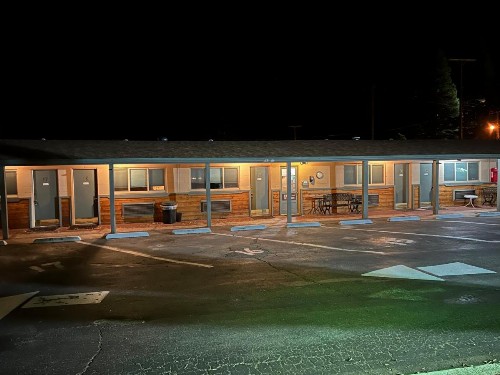 Starlight Motel - image 40