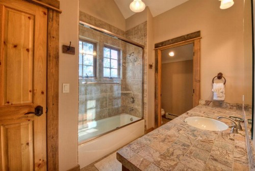 Antler Ridge Lodge - image 19