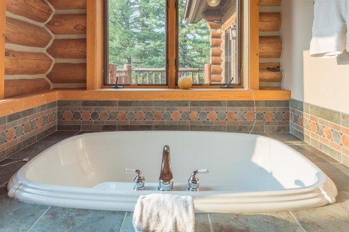 Huckleberry Hideaway - image 11