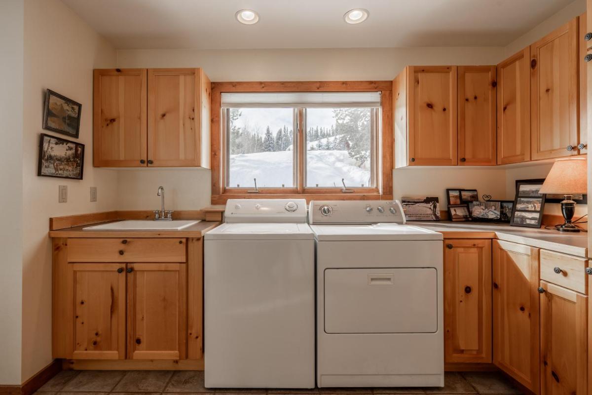 Moose Meadows Lodge - image 6