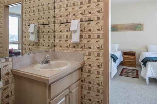 Hillside Hideaway - image 10
