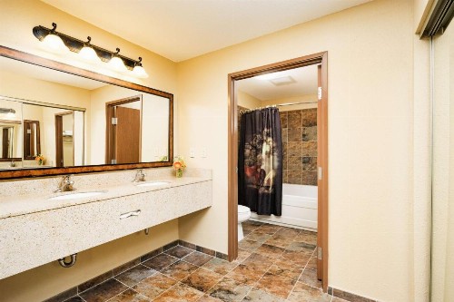 Best Western Plus Kelly Inn & Suites - image 22