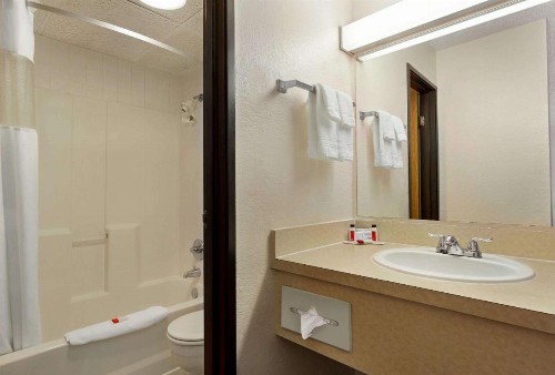Howard Johnson by Wyndham Billings - image 35