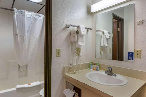 Howard Johnson by Wyndham Billings - image 5