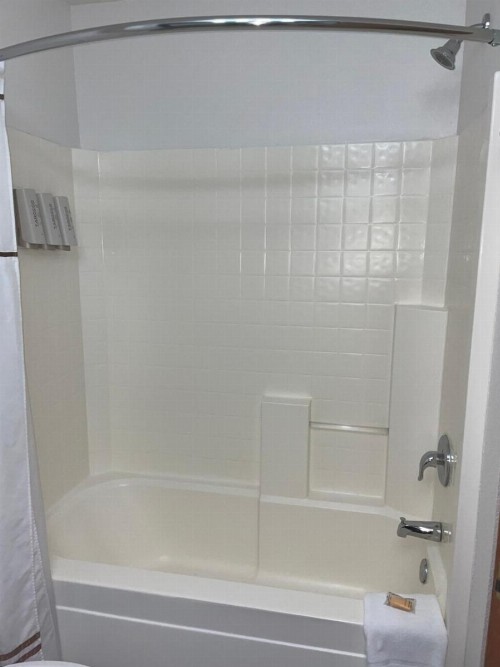 Boothill Inn and Suites - image 4