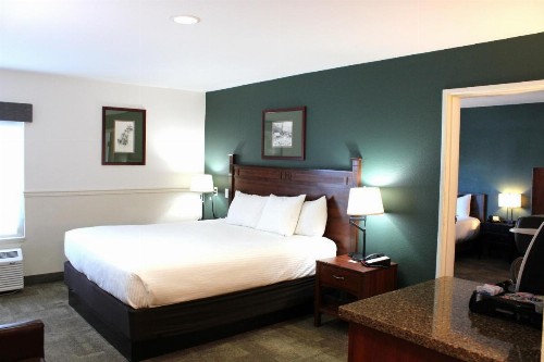 Boothill Inn and Suites - image 7