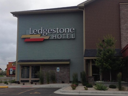 Ledgestone Hotel Billings - image 3