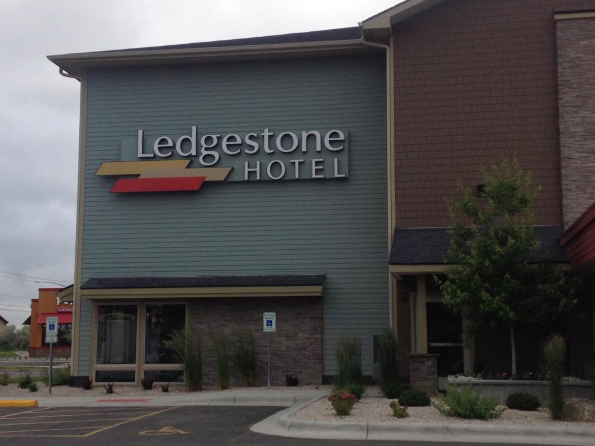 Ledgestone Hotel Billings - image 3