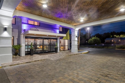 Best Western Plus Cypress Creek - image 4