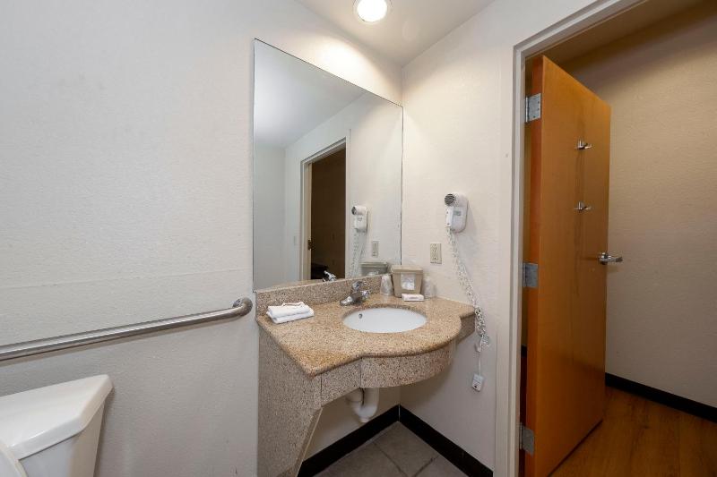 Red Roof Inn & Suites Biloxi - image 6