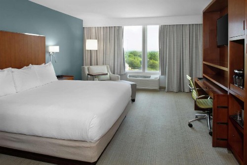 DoubleTree by Hilton Biloxi - image 13
