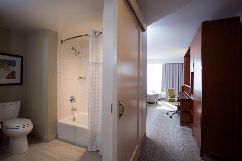 DoubleTree by Hilton Biloxi - image 9