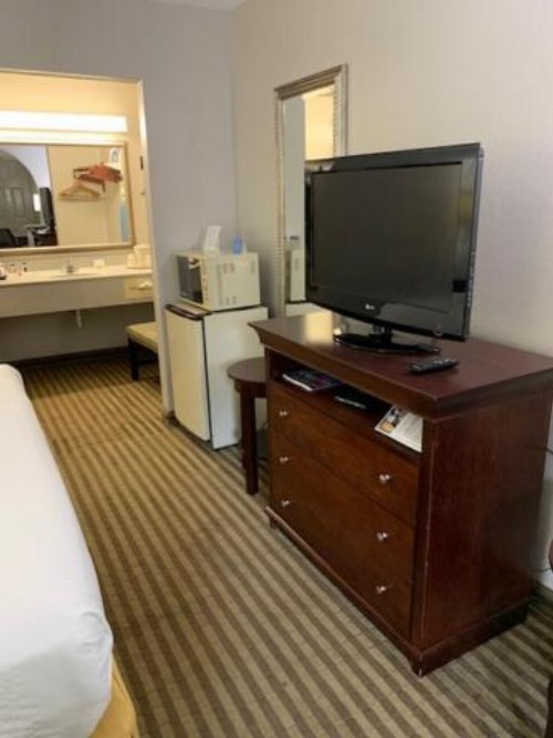 Days Inn by Wyndham Ocean Springs - image 13