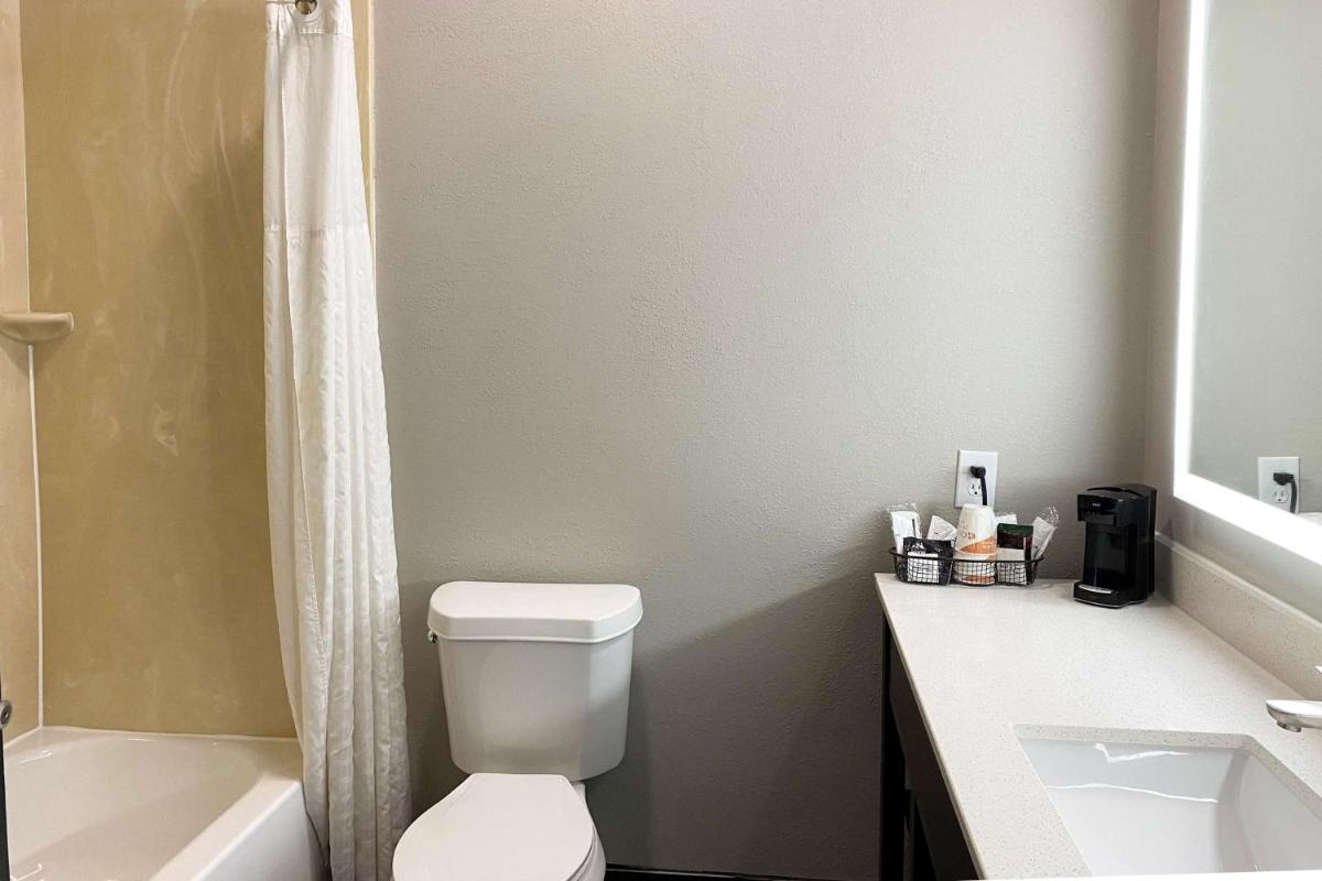 Quality Inn Biloxi - Ocean Springs - image 7