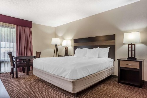 Best Western Oak Manor - image 17
