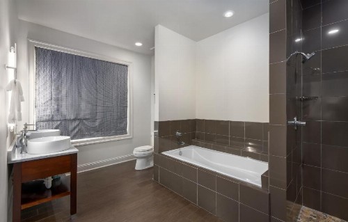 White House Hotel - image 30