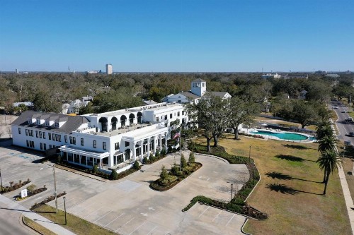 White House Hotel - image 34