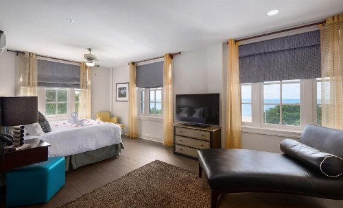White House Hotel - image 8
