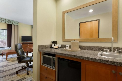 Hampton Inn & Suites Birmingham Airport Area - image 12