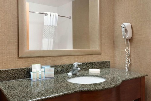 Hampton Inn & Suites Birmingham Airport Area - image 21