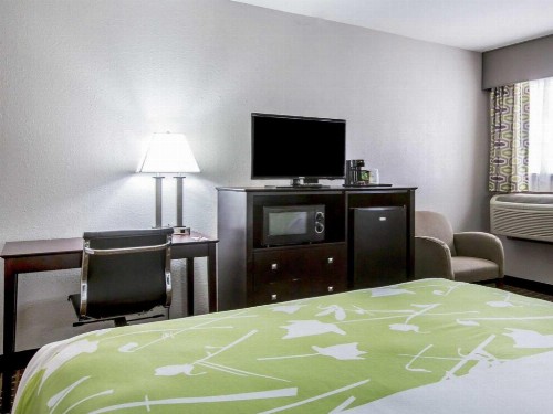 Econo Lodge Birmingham - image 37