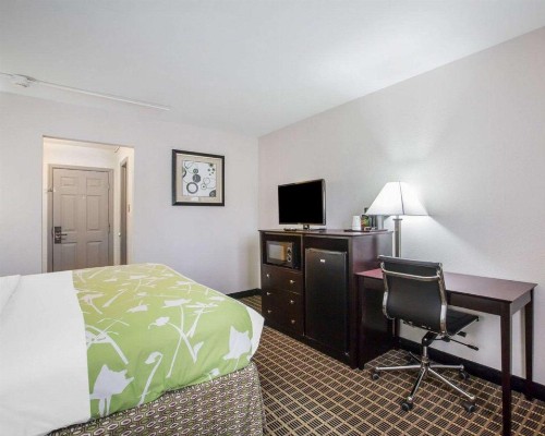 Econo Lodge Birmingham - image 41