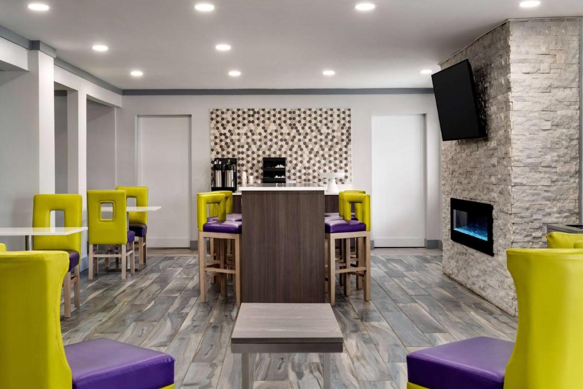 La Quinta Inn Birmingham - Inverness - image 7