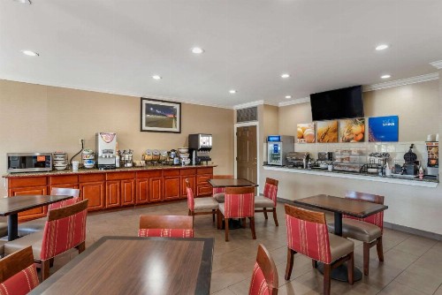 Comfort Inn Airport - image 27
