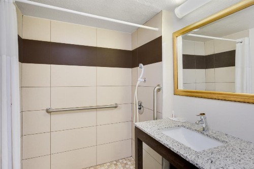 Days Inn by Wyndham Birmingham/West - image 2