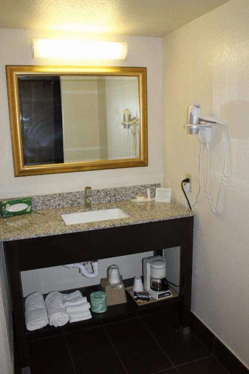 Days Inn by Wyndham Birmingham/West - image 3