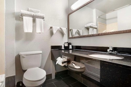 Quality Inn & Suites Birmingham - Highway 280 - image 14