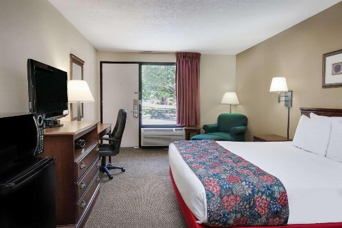 Days Inn by Wyndham Hoover Birmingham - image 24