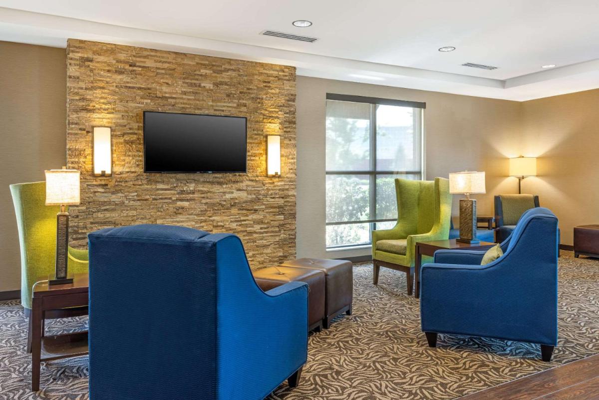 Comfort Inn & Suites At CrossPlex Village - image 4