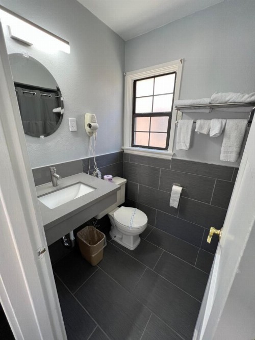 Bishop Elms Motel - image 15