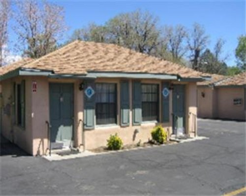 Bishop Elms Motel - image 21