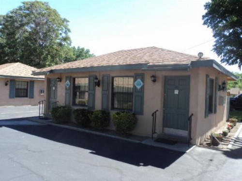 Bishop Elms Motel - image 22