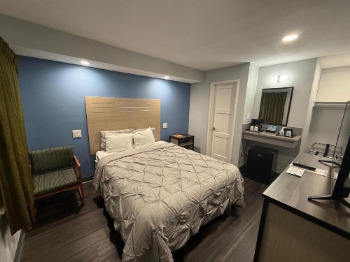 Bishop Elms Motel - image 3
