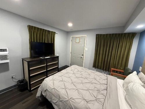 Bishop Elms Motel - image 6