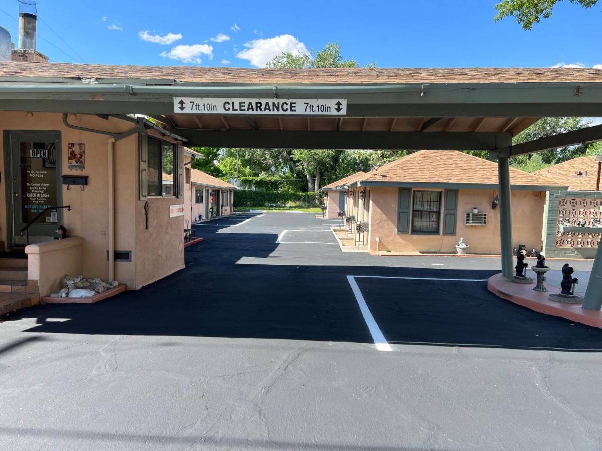 Bishop Elms Motel - image 7
