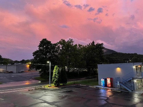 Super 8 by Wyndham Black Mountain - image 12