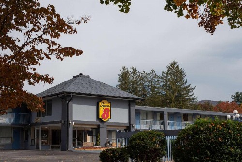 Super 8 by Wyndham Black Mountain - image 23